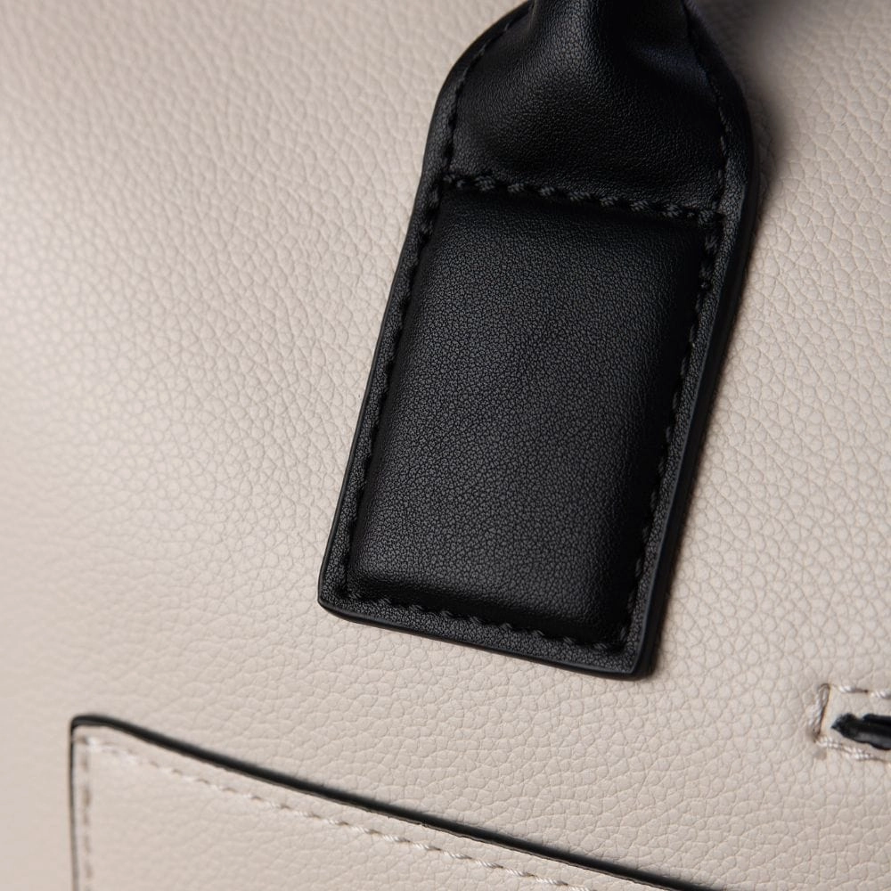 Le Mae - Petit sac de voyage en cuir vegan oyster
