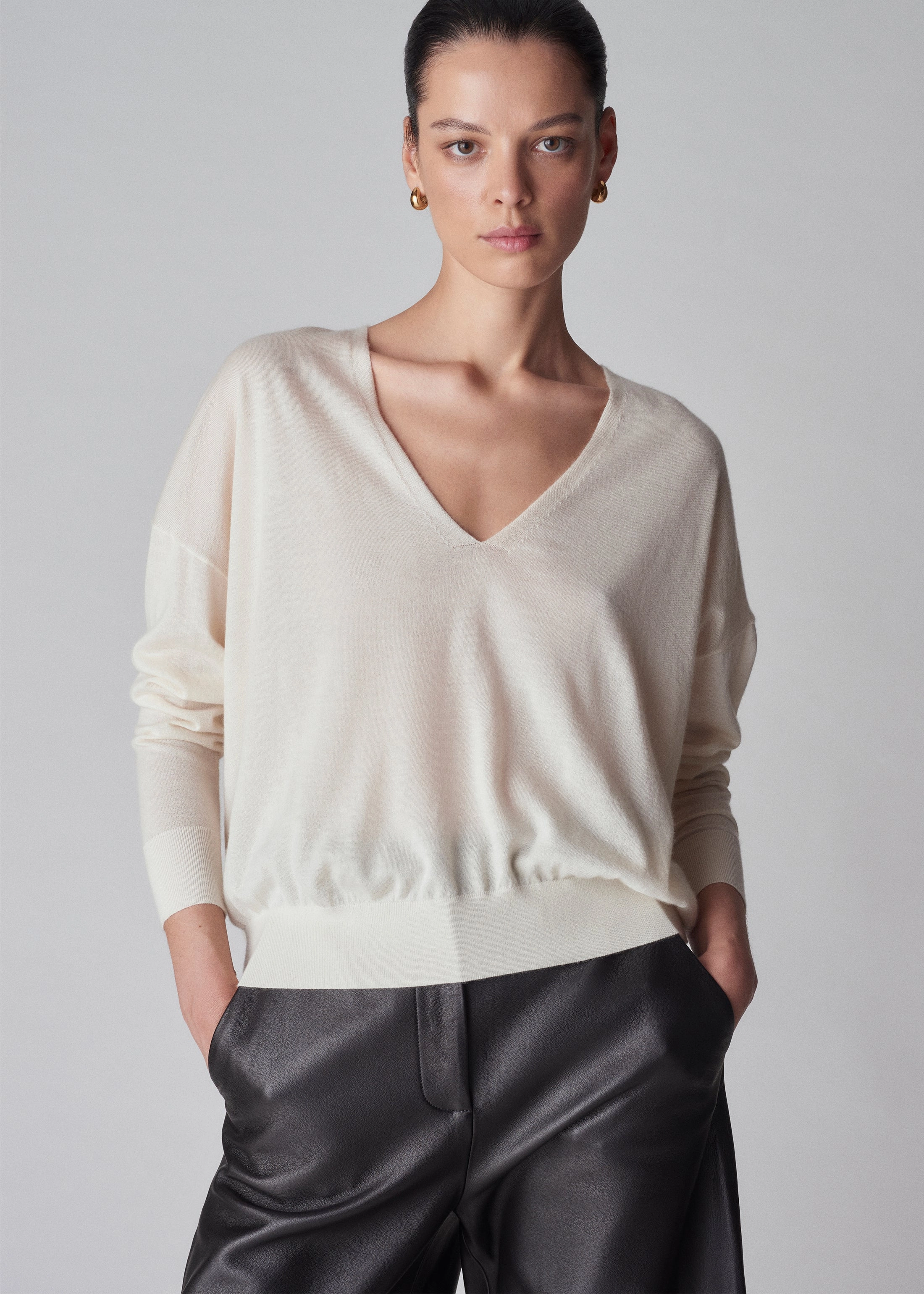 V-Neck Sweater in Fine Cashmere - Ivory